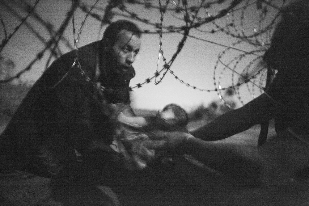 Hope for a New Life, © Warren Richardson. Winner of the 2016 World Press Photo Contest.