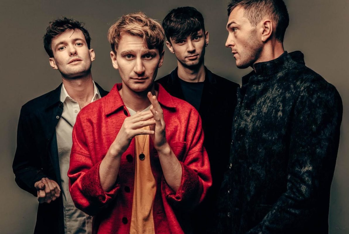 Glass animals take a slice минус. Дэйв Бейли Glass animals. Глаз Энималс группа. Дрю МАКФАРЛЕЙН Glass animals. Солист группы Энималс.