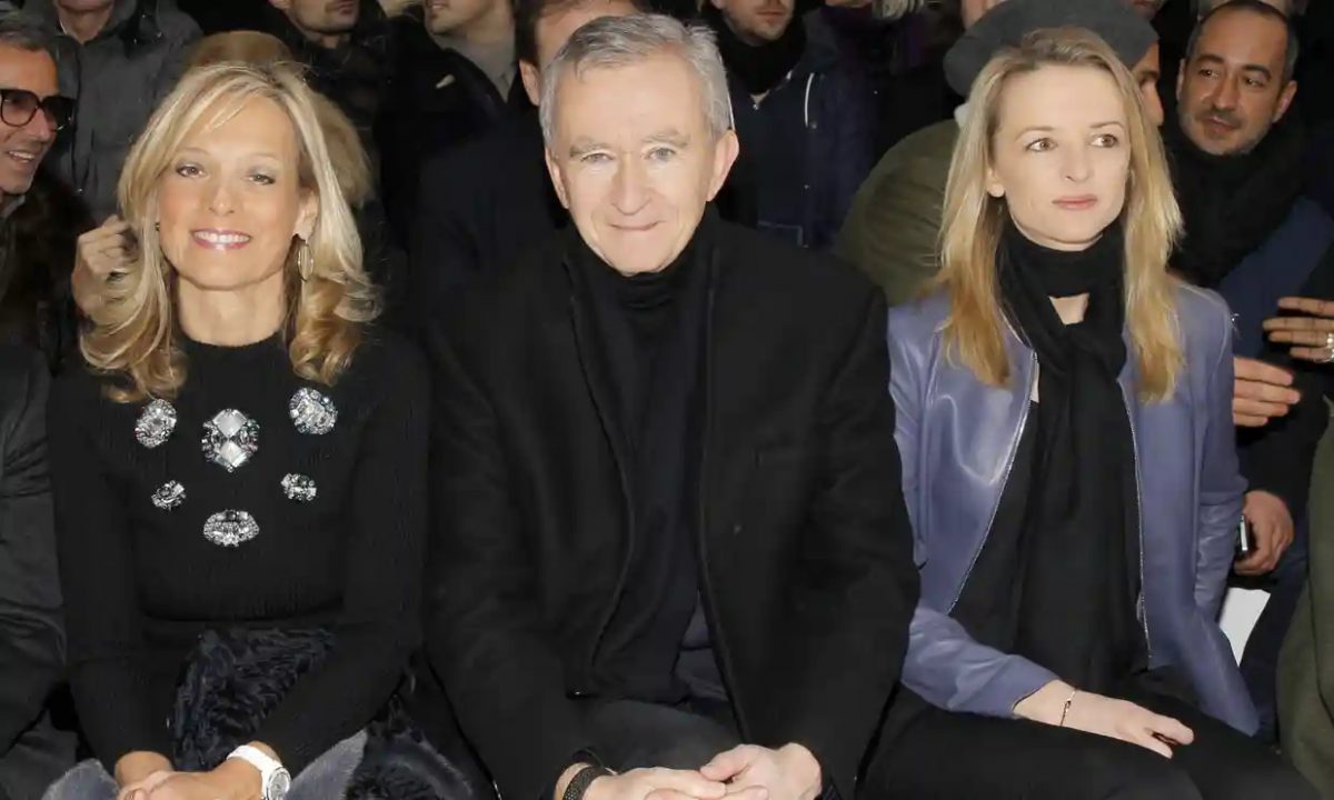 THE BATTLE FOR DIOR - LVMH CHEIF BERNARD ARNAULT NAMES DAUGHTER DELPHINE AS  CHRISTIAN DIOR COUTURE CEO